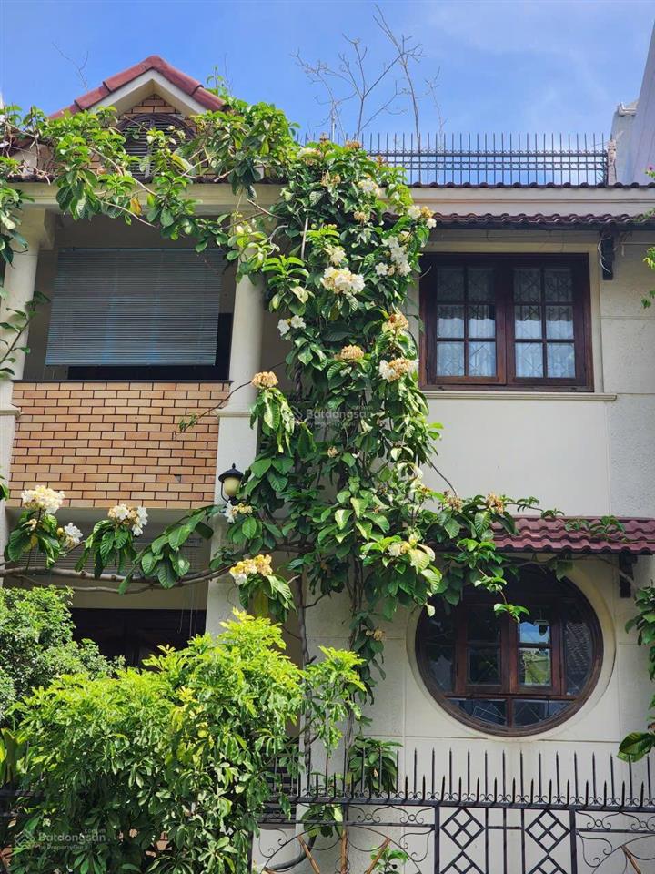 Bán biệt thự mặt tiền hoa đào 8 x 18m hầm 3 lầu 55 tỷ
