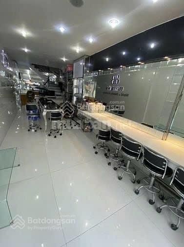 Mặt tiền huỳnh văn bánh 4 lầu đang cho thuê 23tr/tháng chỉ 10,5 tỷ