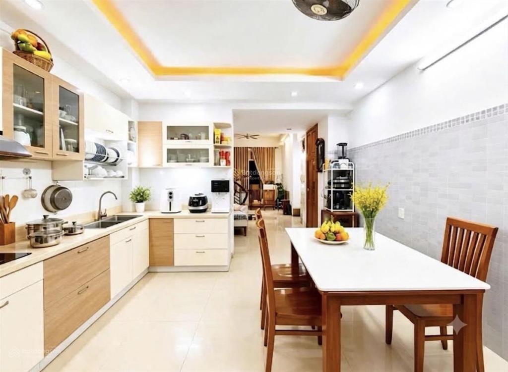 Hẻm xe tải ngay phòng cc số 6  dt 4 x 17m 4 lầu như hình 10,4 tỷ