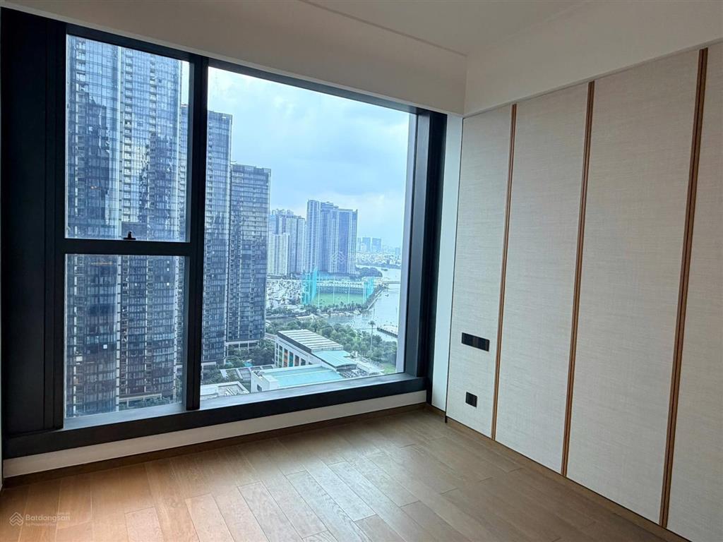 Chính chủ cần tiền bán lại giá siêu tốt căn hộ grand marina sg 2pn view sông, nhà mới vào ở ngay.