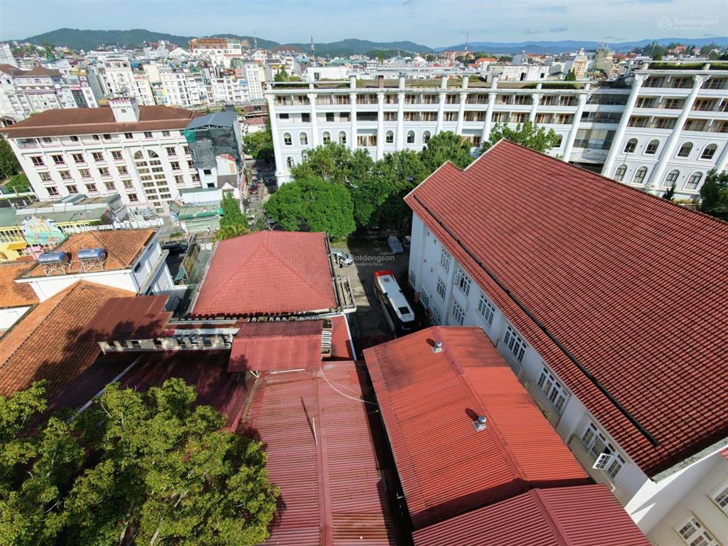 Bán khách sạn vị trí super vip trung tâm đà lạt, view trực diện hồ xuân hương