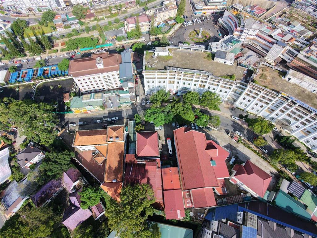 Bán khách sạn vị trí super vip trung tâm đà lạt, view trực diện hồ xuân hương