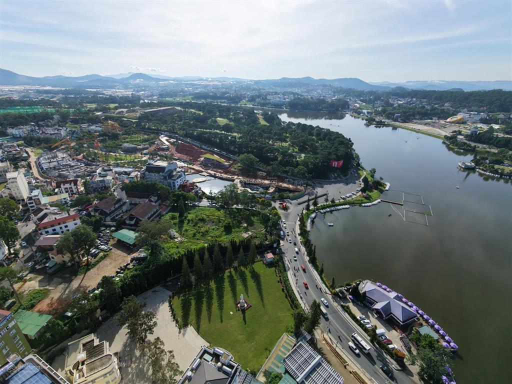 Bán khách sạn vị trí super vip trung tâm đà lạt, view trực diện hồ xuân hương
