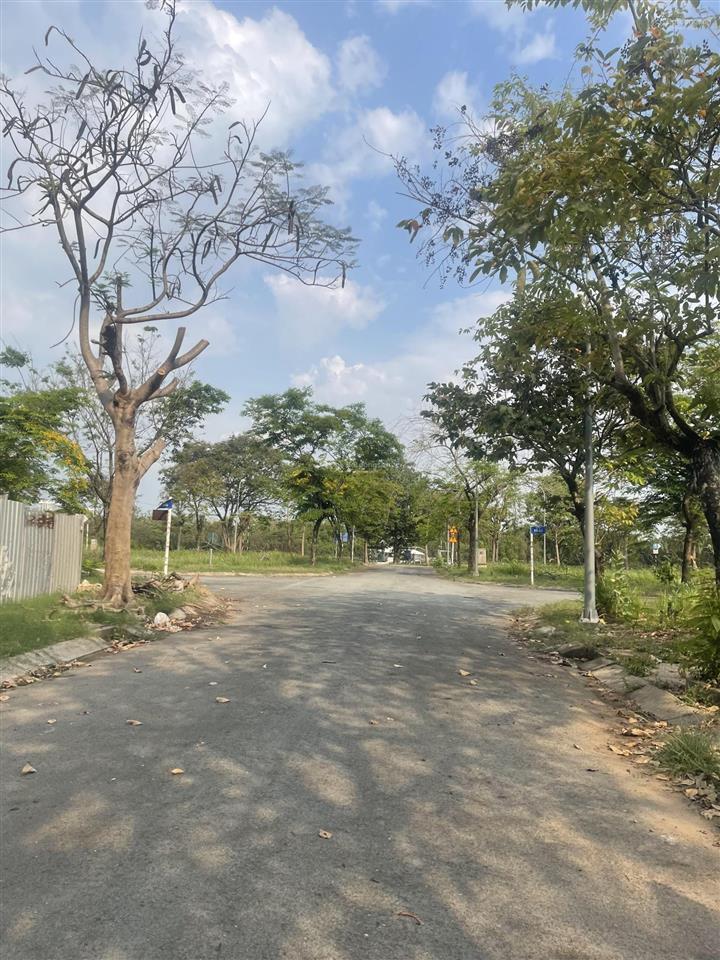 Bán lô đất tân cảng quận 9 sổ đỏ giá 4tỷ800tr giá hời khu compound 3 mặt view sông.  0788 911 ***
