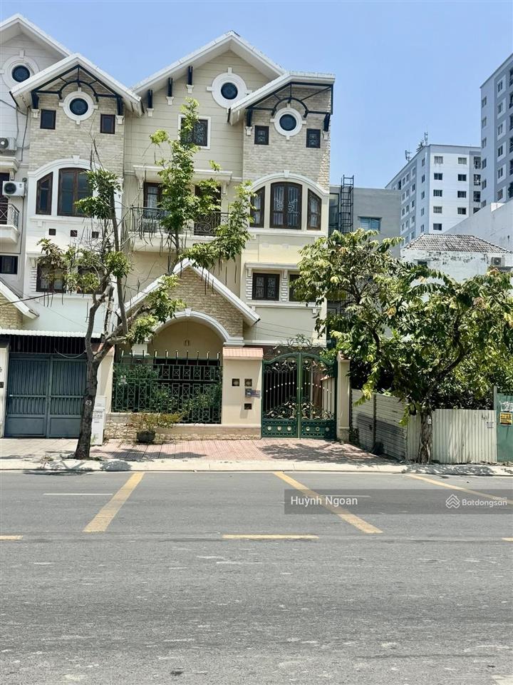 Cho thuê biệt thự mặt tiền đường phú thuận quận 7 cạnh phú mỹ hưng tiện ở, mở vp cty.  0909 519 ***