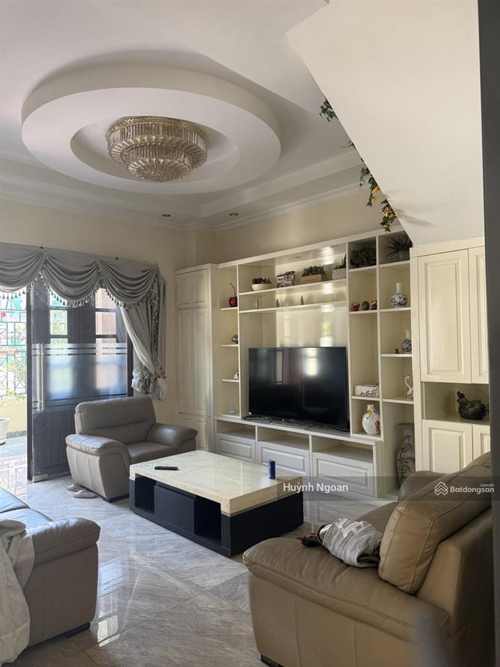 Cho thuê biệt thự mặt tiền đường phú thuận quận 7 cạnh phú mỹ hưng tiện ở, mở vp cty.  0909 519 ***