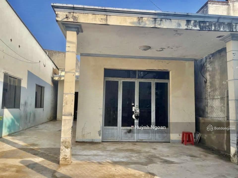 Bán đất mặt tiền hẻm tặng nhà cấp 4 dt 221,8m2 giá chỉ 6tỷ400tr tiện xây chdv vp cty. 0909 519 ***