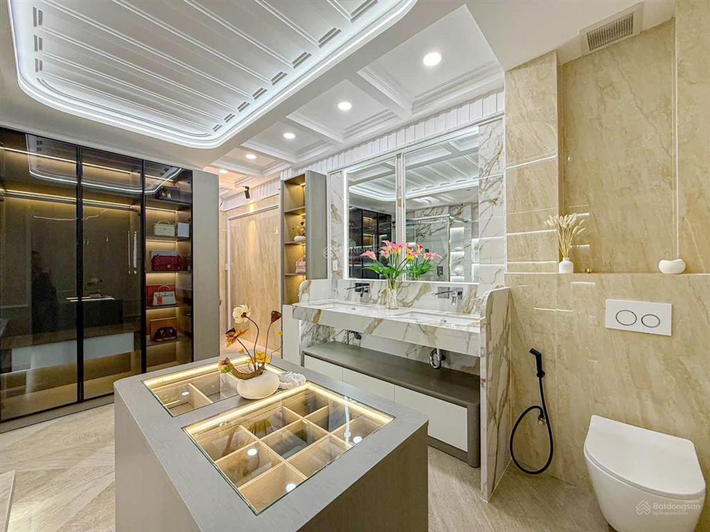 Bán nhà mặt phố đường lâm văn bền 4tầng có thang máy dt 64m2 giá chỉ 17tỷ900 tiện ở và kinh doanh
