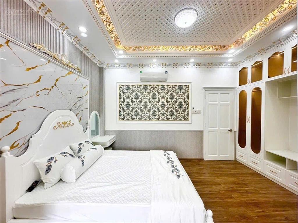 Bán biệt thự cổ điển vàng hẻm xe hơi đào tông nguyên nhà bè  gara xe hơi  dt 95m2.  0909 519 ***