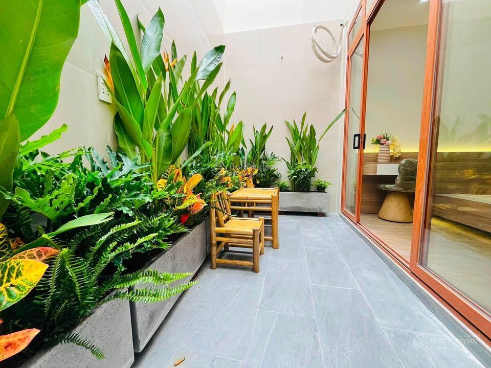 Bán nhà thiết kế hiện đại giá rẻ 5tỷ150tr dt 72m23pn full nội thất. 0909 519 ***
