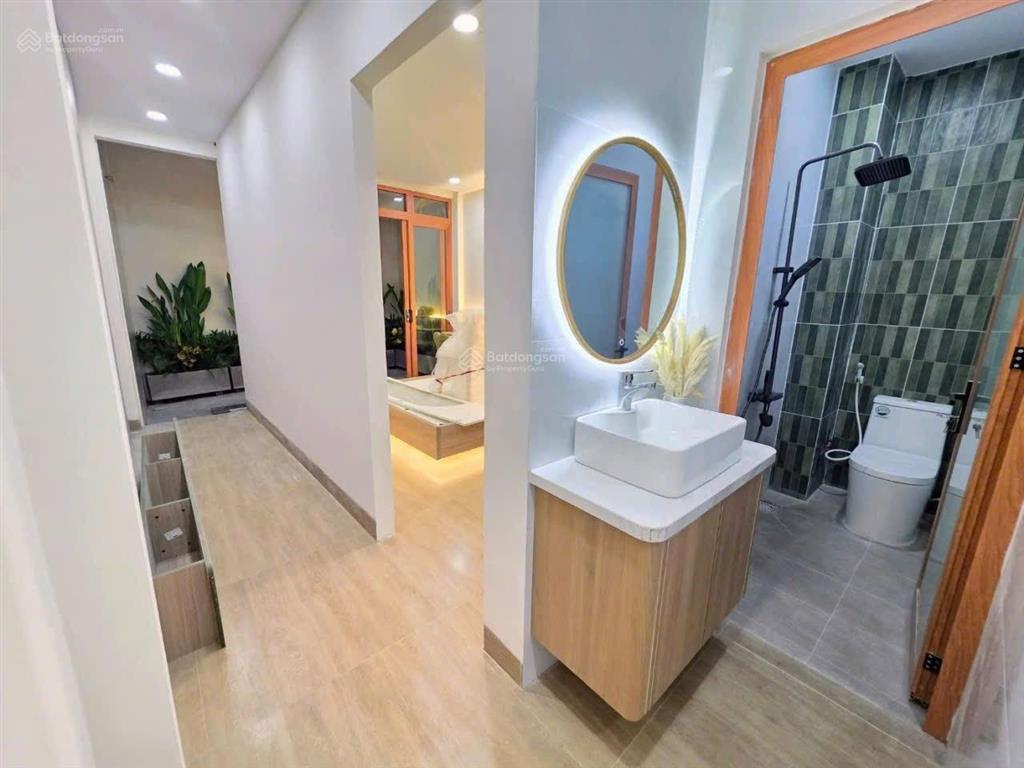 Bán nhà thiết kế hiện đại phong cách sân vườn giá 5tỷ150tr dt 72m23pn full nội thất. 0909 519 ***