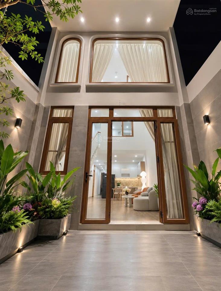Bán nhà thiết kế hiện đại phong cách sân vườn giá 5tỷ150tr dt 72m23pn full nội thất. 0909 519 ***