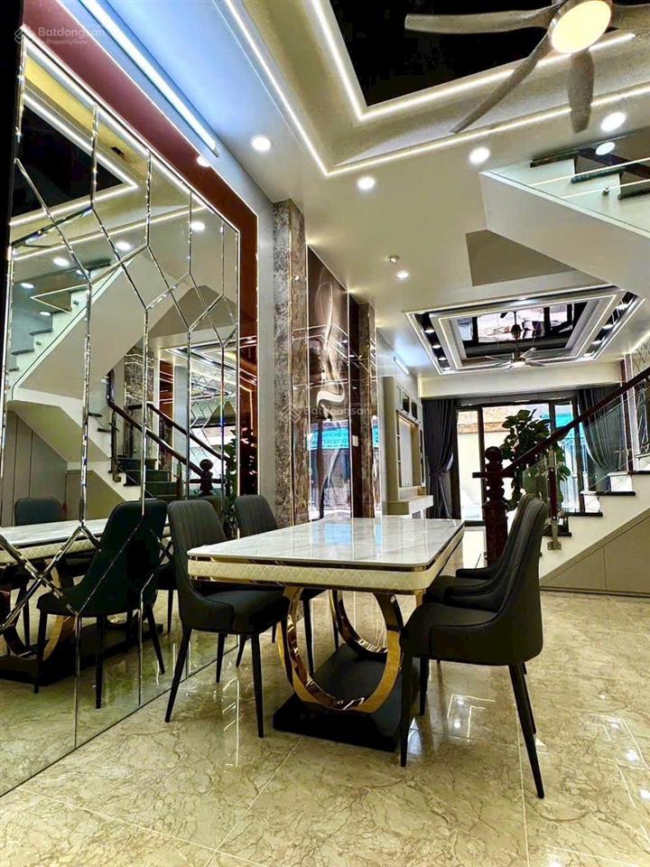 Bán nhà hoàng quốc việt, sát phú mỹ hưng dt 53m2 giá 10tỷ500 đối diện svđ bộ công an.  0909 519 ***