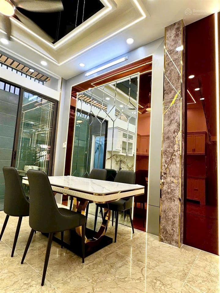 Bán nhà hoàng quốc việt, sát phú mỹ hưng dt 53m2 giá 10tỷ500 đối diện svđ bộ công an.  0909 519 ***