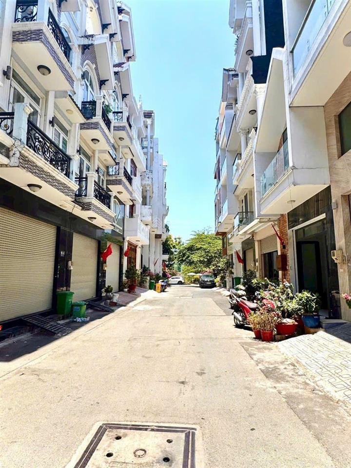 Bán nhà hoàng quốc việt, sát phú mỹ hưng dt 53m2 giá 10tỷ500 đối diện svđ bộ công an.  0909 519 ***