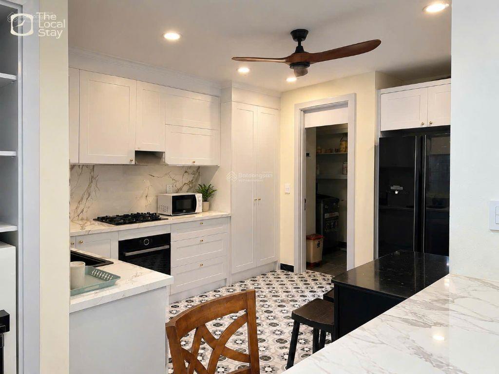 Cho thuê 3 phòng ngủ, lầu cao view sông đẹp, nội thất đầy đủ, giá 32 triệu/tháng