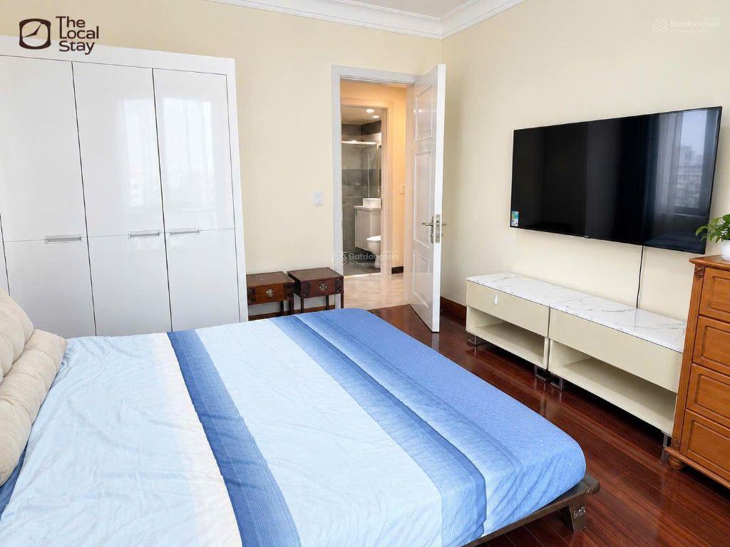 Cho thuê 3 phòng ngủ, lầu cao view sông đẹp, nội thất đầy đủ, giá 32 triệu/tháng