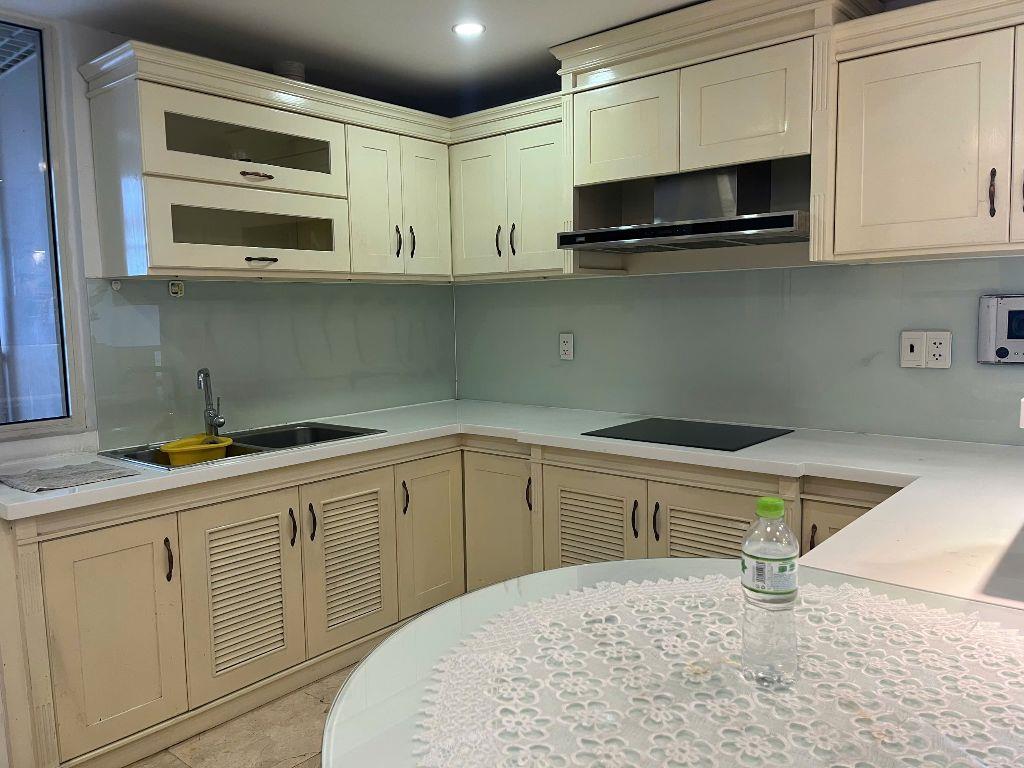 Cho thuê 3 phòng ngủ, lầu cao view tuyệt đẹp, nội thất cao cấp giá 33 triệu/tháng