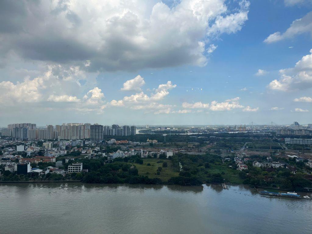 Cho thuê 3 phòng ngủ, lầu cao view tuyệt đẹp, nội thất cao cấp giá 33 triệu/tháng