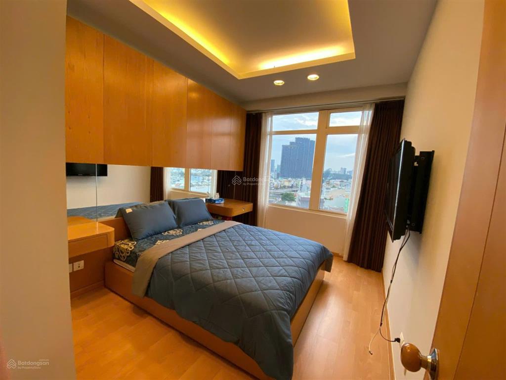 Cho thuê 2 phòng ngủ, lầu cao view sông tuyệt đẹp, nội thất cao cấp giá 24 triệu/tháng