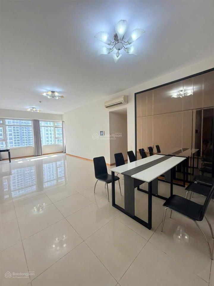 Cho thuê 2 phòng ngủ, lầu cao view sông tuyệt đẹp, nội thất cao cấp giá 24 triệu/tháng