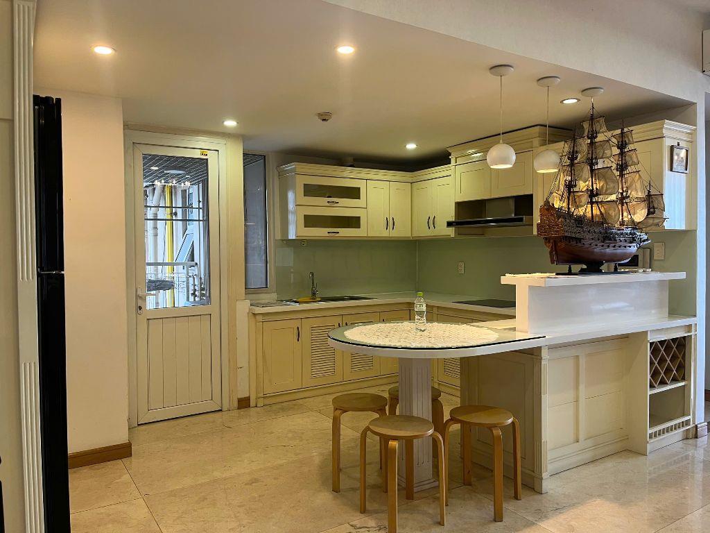 Cho thuê 3 phòng ngủ, lầu cao view tuyệt đẹp, nội thất cao cấp giá 33 triệu/tháng