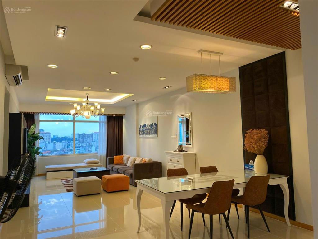 Cho thuê 2 phòng ngủ, lầu cao view sông tuyệt đẹp, nội thất cao cấp giá 24 triệu/tháng