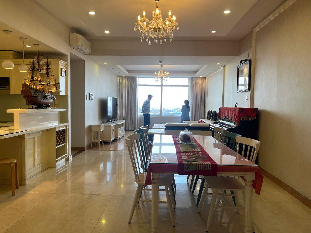 Cho thuê 3 phòng ngủ, lầu cao view tuyệt đẹp, nội thất cao cấp giá 33 triệu/tháng