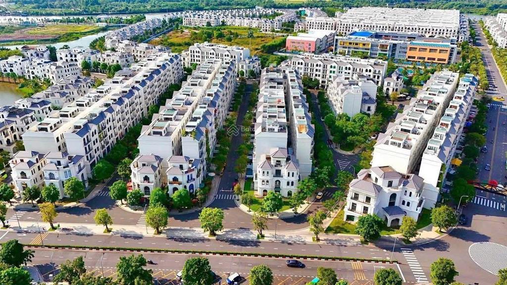 Bán 1 căn boutique villas đường t1 đối diện đại công viên 36ha có hợp đồng thuê 120tr. giá 86 tỷ