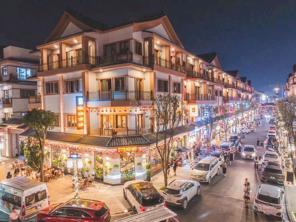 Nhà phố vinhomes mt đường 15m tại vinhomes green city chỉ cần t.toán 600tr đồng. dt 60m2