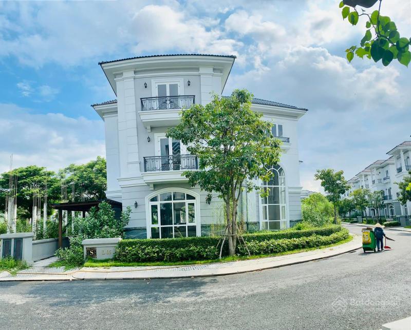 Biệt thự góc, ngay hồ bơi. dt 215m2, chỉ 28 tỷ  0902 746 ***