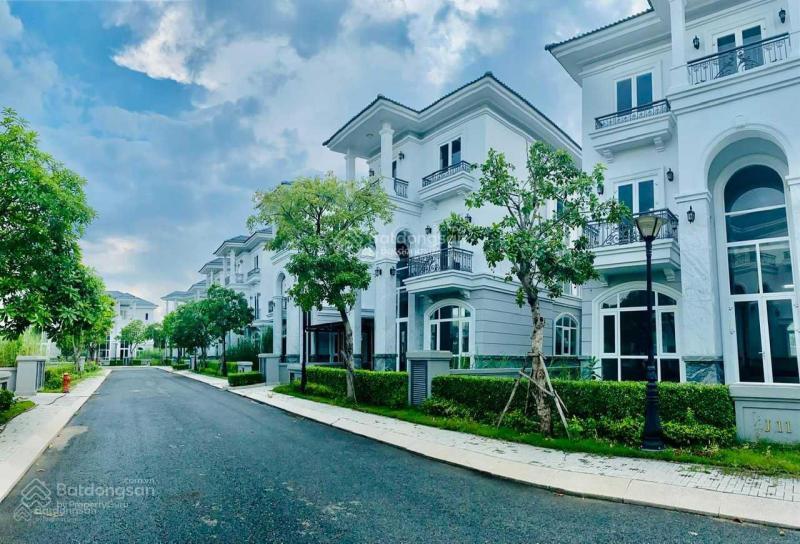 Biệt thự góc, ngay hồ bơi. dt 215m2, chỉ 28 tỷ  0902 746 ***