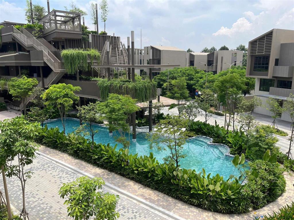 Chủ đi nước ngoài, nhượng lại căn song lập giá cực tốt, đối diện công viên.  0902 746 ***