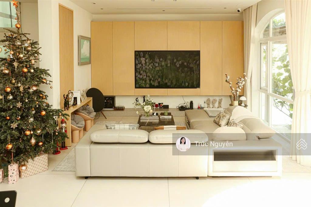 Cho thuê biệt thự tân cổ điển có hồ bơi, nhà mới full nội thất, có thang máy. 0902 746 ***