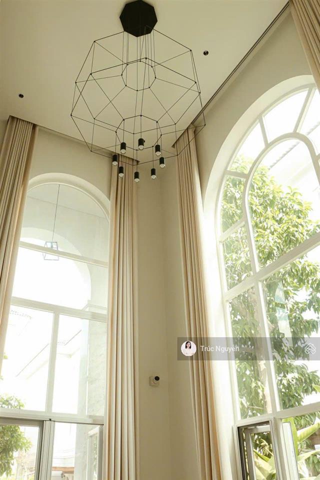 Cho thuê biệt thự tân cổ điển có hồ bơi, nhà mới full nội thất, có thang máy. 0902 746 ***