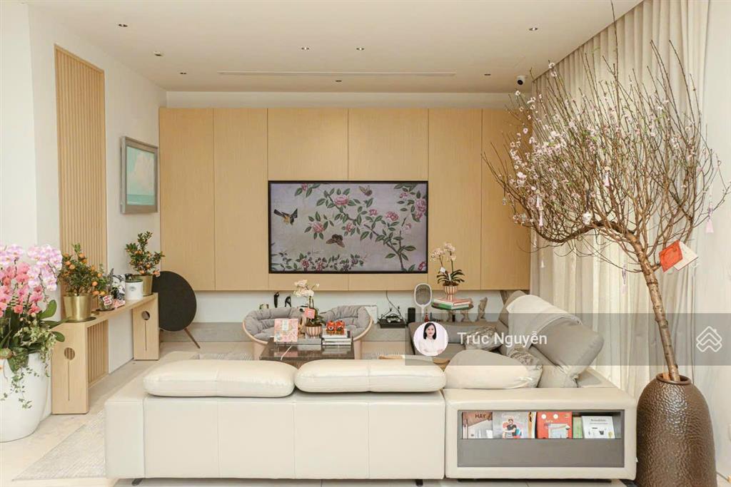 Cho thuê biệt thự tân cổ điển có hồ bơi, nhà mới full nội thất, có thang máy. 0902 746 ***