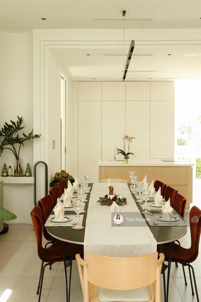 Cho thuê biệt thự tân cổ điển có hồ bơi, nhà mới full nội thất, có thang máy. 0902 746 ***