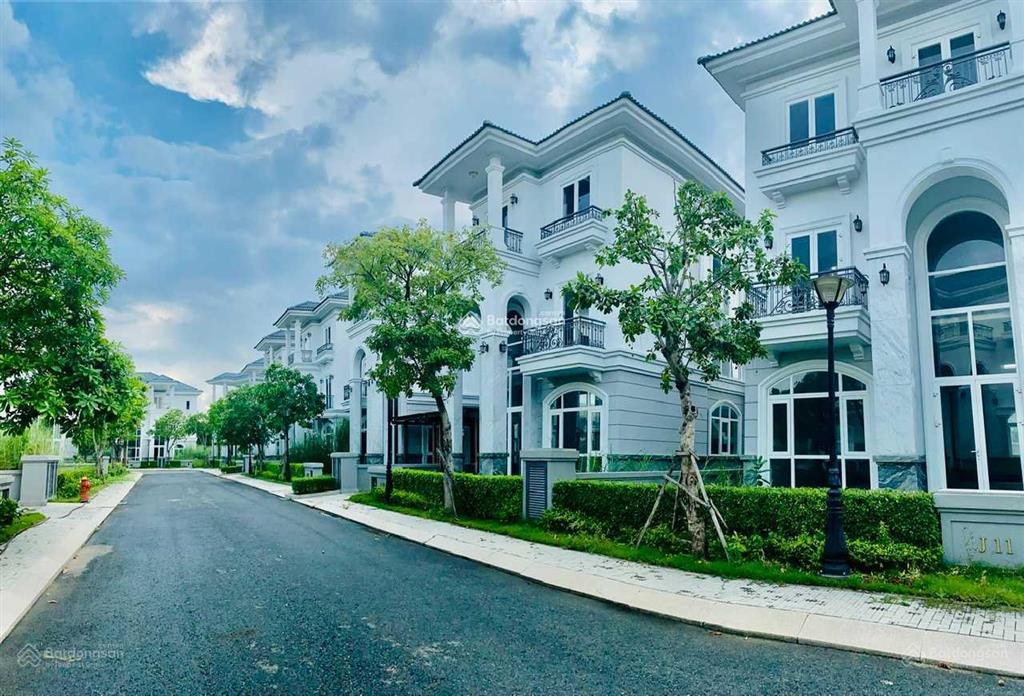 Chủ đi định cư cần bán biệt thự góc, ngay hồ bơi, vị trí cực hiếm.  0902 746 ***