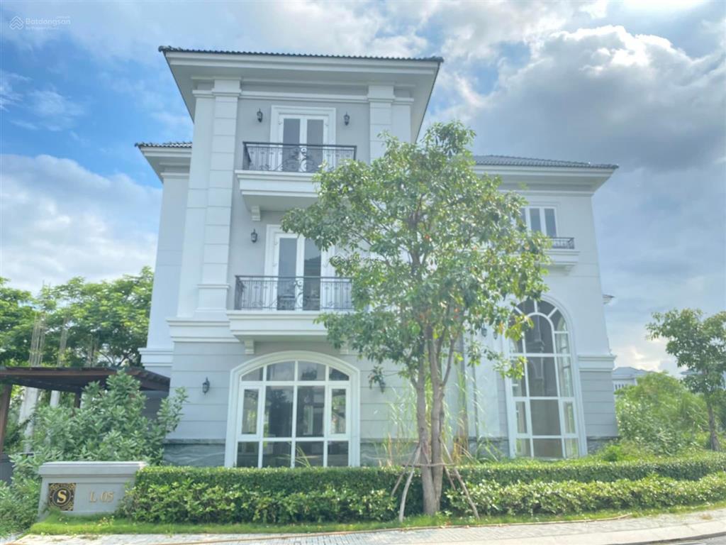 Chủ đi định cư cần bán biệt thự góc, ngay hồ bơi, vị trí cực hiếm.  0902 746 ***