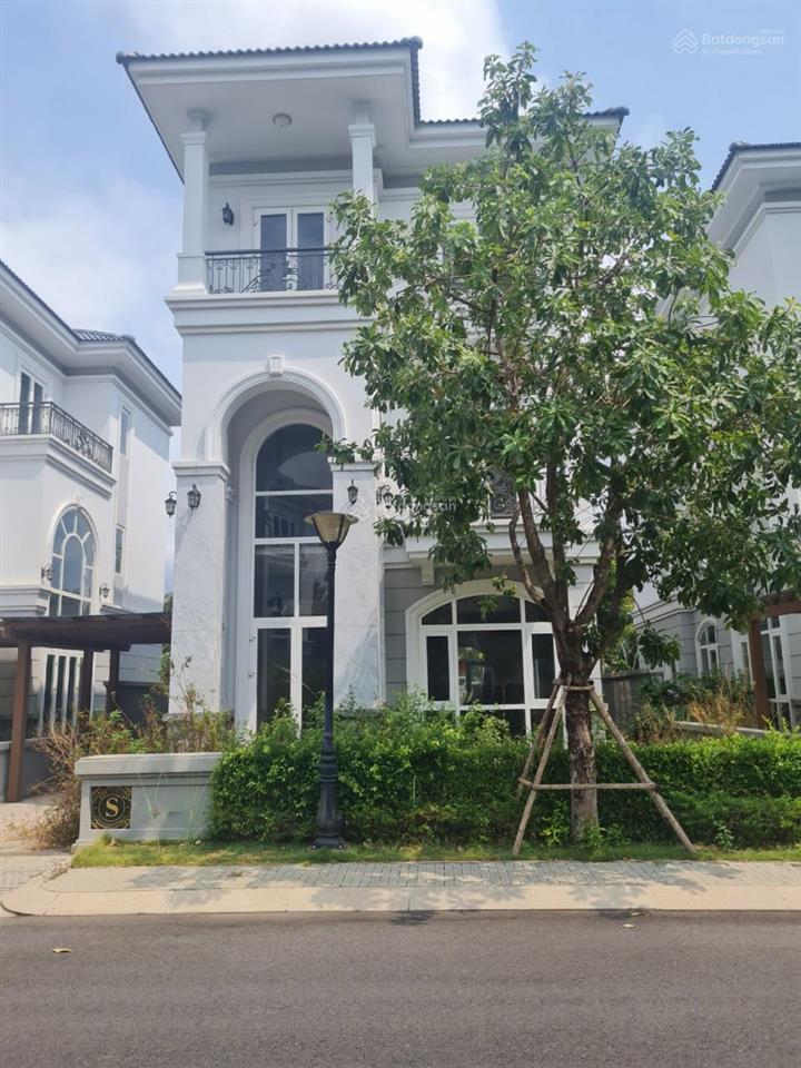 Chủ đi định cư cần bán biệt thự góc, ngay hồ bơi, vị trí cực hiếm.  0902 746 ***