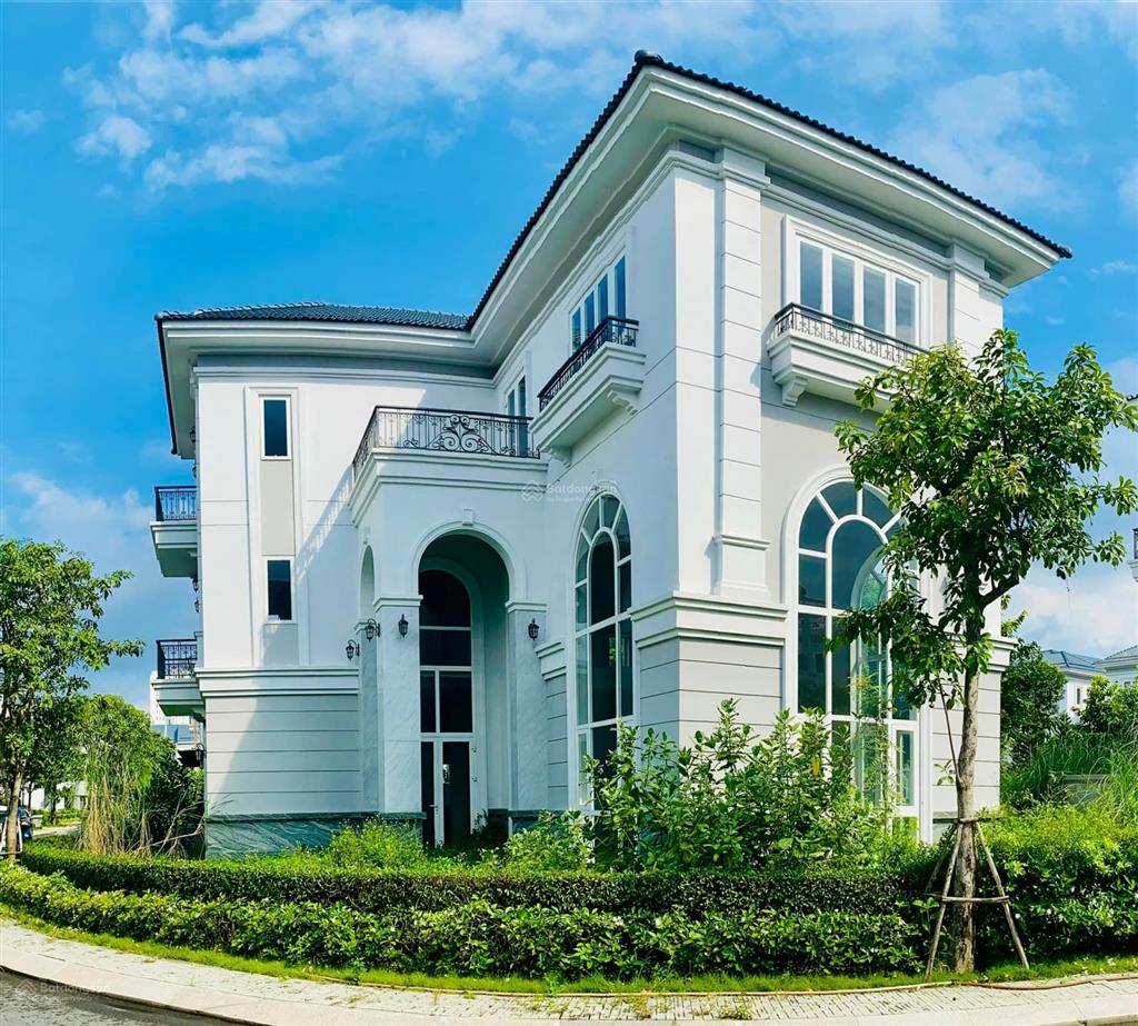 Chủ đi định cư cần bán biệt thự góc, ngay hồ bơi, vị trí cực hiếm.  0902 746 ***