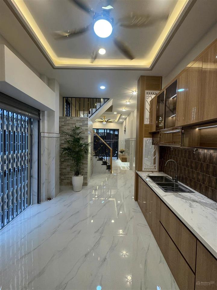 Căn góc đẹp đúc 3 tấm hxh 136 đường hậu giang