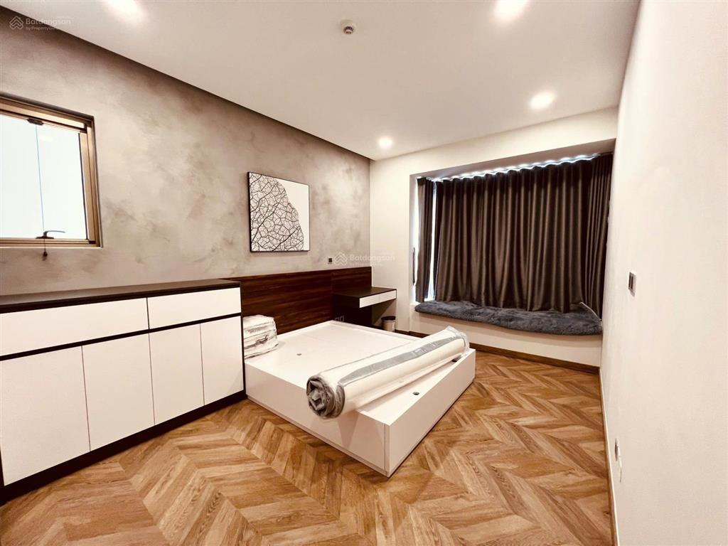 Cho thuê nhanh căn midtown m8, dt 83m2, 2pn 2wc, nhà trang bị nt cực mới, cửa ban công hướng đn