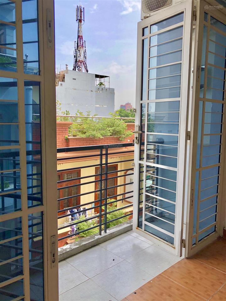 Phòng mới, đẹp, có nội thất ban công. gần ngã 4 hàng xanh. đbl