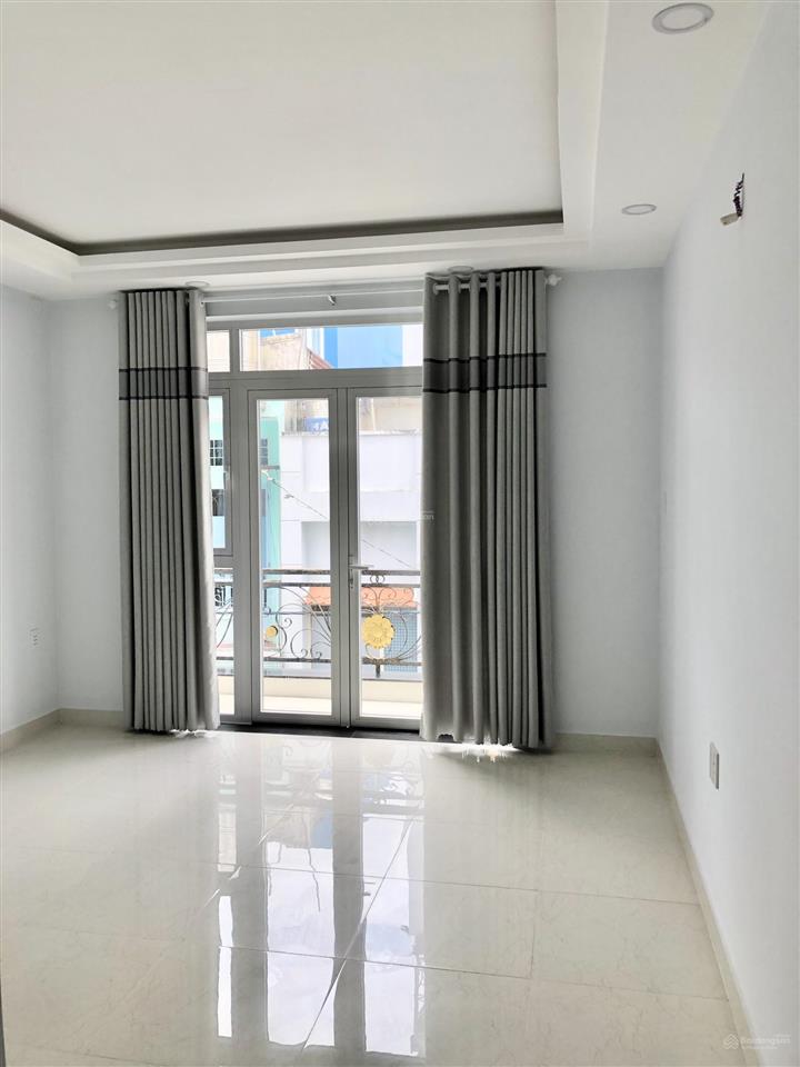 Phòng mới, đẹp, có nội thất ban công. gần ngã 4 hàng xanh. đbl