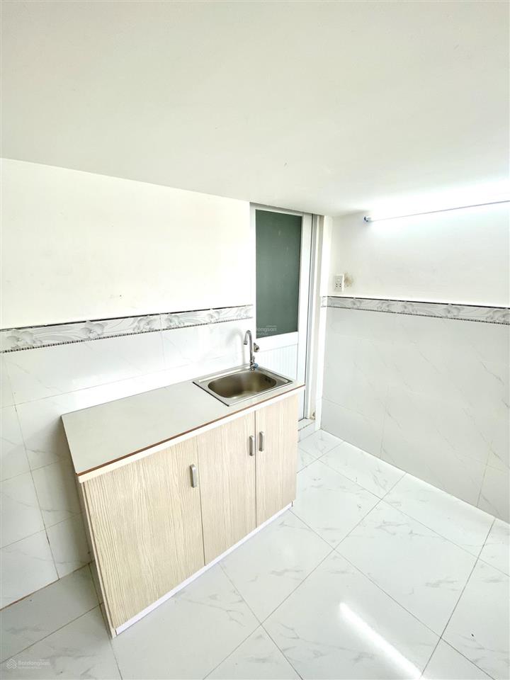 Phòng mới, đẹp, có nội thất ban công. gần ngã 4 hàng xanh. đbl