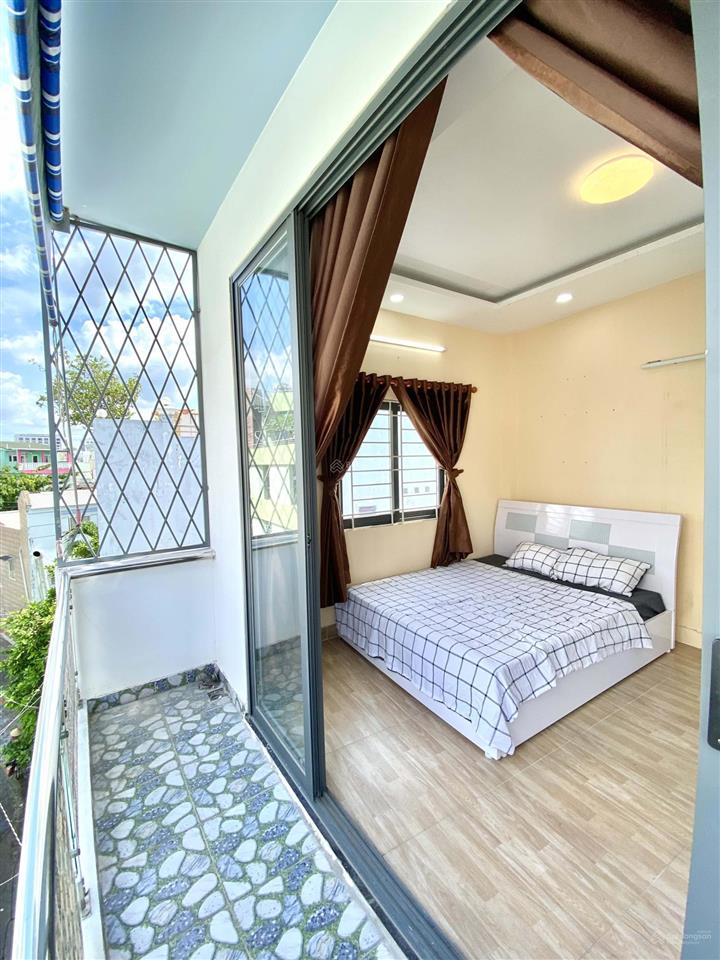 Phòng cao cấp, mới, ban công. thuận tiện di chuyển các quận