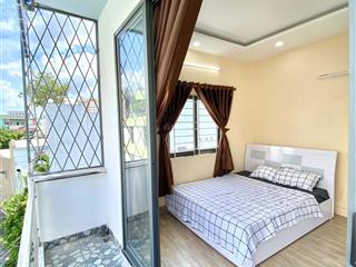 Phòng cao cấp, mới, ban công. thuận tiện di chuyển các quận