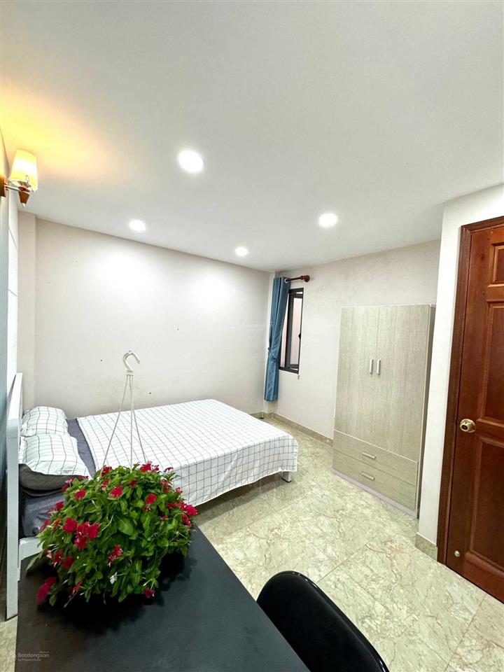 Phòng ban công, thoáng mát, có nội thất. đối diện emart phan văn trị