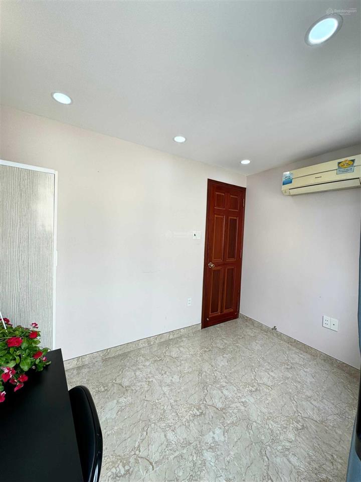 Phòng ban công, thoáng mát, có nội thất. đối diện emart phan văn trị